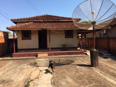 Casa para Venda, em Ivinhema, bairro Centro, 2 dormitórios, 1 banheiro, 4 vagas